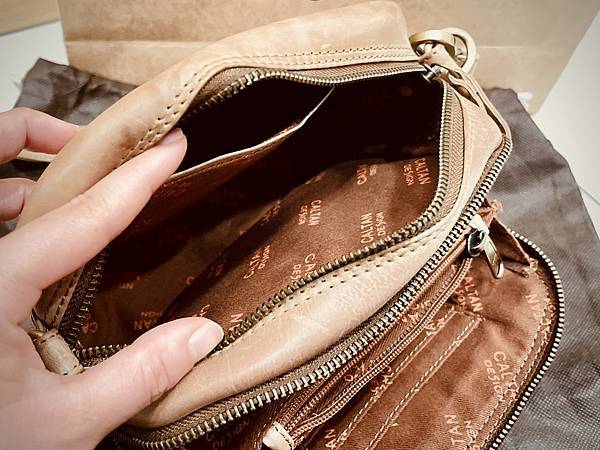 【網購】開箱 CALTAN真皮分層多收納側背包｜輕巧、方便、
