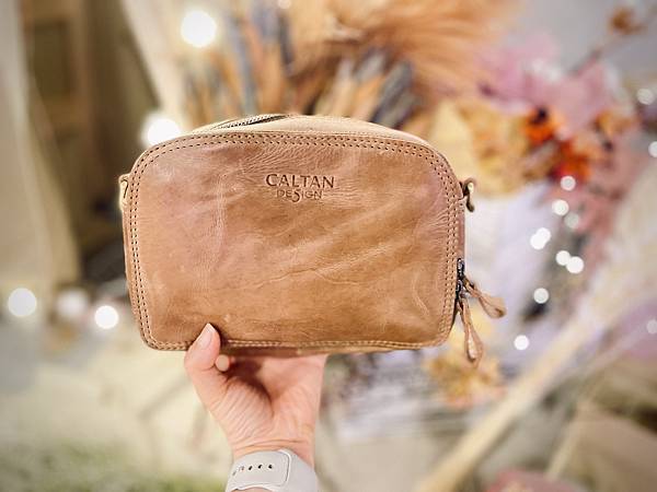 【網購】開箱 CALTAN真皮分層多收納側背包｜輕巧、方便、