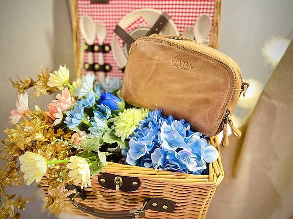 【網購】開箱 CALTAN真皮分層多收納側背包｜輕巧、方便、