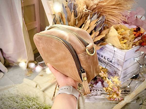 【網購】開箱 CALTAN真皮分層多收納側背包｜輕巧、方便、