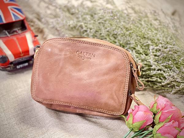 【網購】開箱 CALTAN真皮分層多收納側背包｜輕巧、方便、
