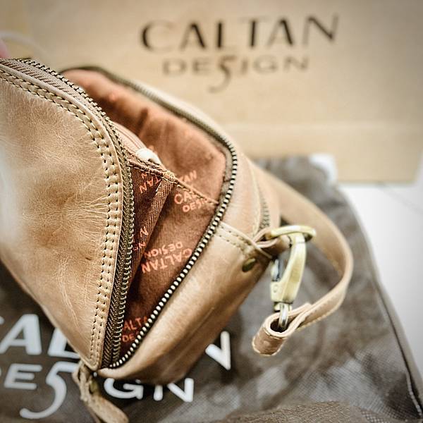 【網購】開箱 CALTAN真皮分層多收納側背包｜輕巧、方便、