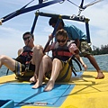 沙巴的拖曳傘可以坐ㄛ~比起泰國的舒服多了!