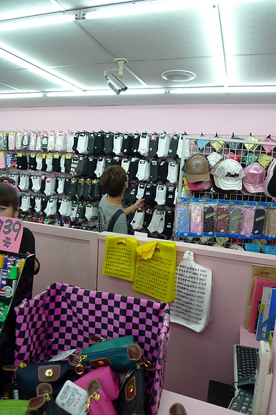 耗子硬闖已經關門的店只為了買一雙襪子