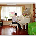 陳大哥正彈著白色鋼琴