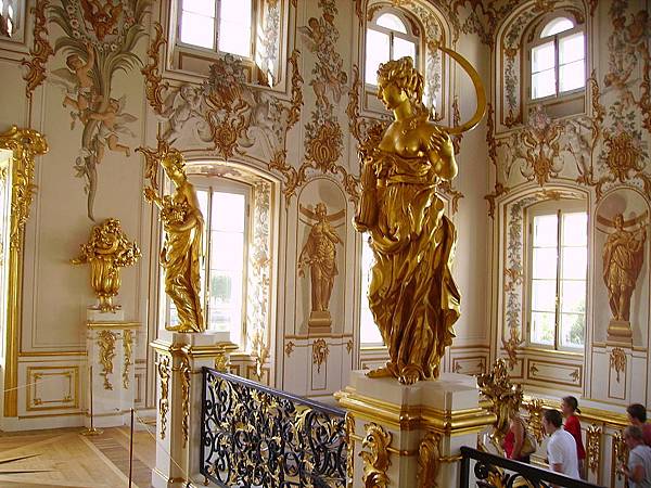 1024px-Grand_Peterhof_Palace-main_staircase