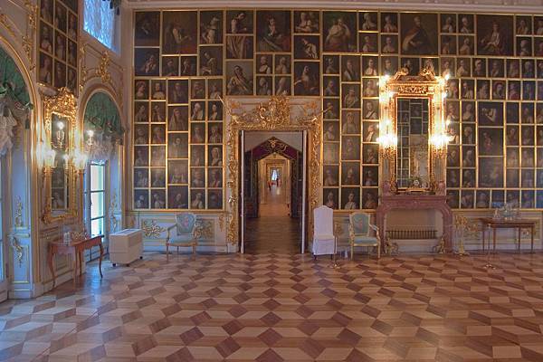 saint_petersburg_and-portrait_hall_grand_palace_peterhof
