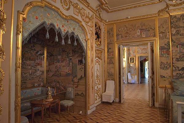 saint_petersburg_vyborg-bedroom_grand_palace_peterhof_suburb