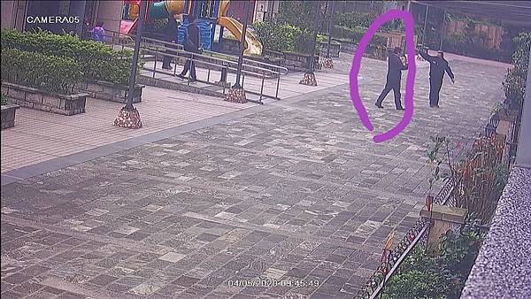 仲介闖入中庭.jpg 仲介闖入中庭.jpg