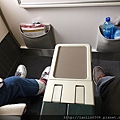 國泰商務艙第一排，空間真大，座位是自動椅，還可以調整到適合睡覺的姿勢。