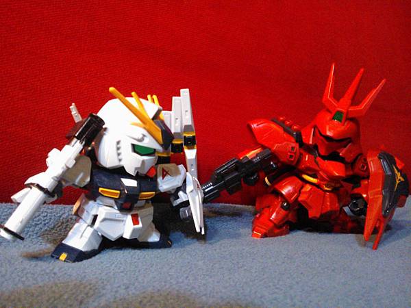 MSN-04 Sazabi vs RX-93 V Gundam