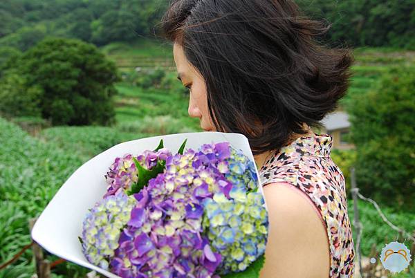 抱著花當低頭族