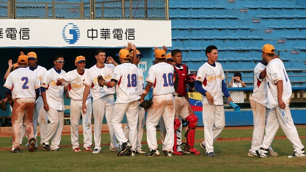 委內瑞拉最後驚險逆轉勝，選手開心擊掌.JPG