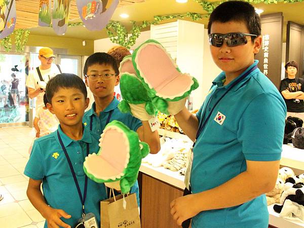 韓國選手開心玩起鱷魚頭布偶.JPG