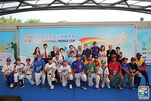 2013 IBAF 12U 世界盃少棒錦標賽與會貴賓和13國代表大合照.JPG 2013 IBAF 12U 世界盃少棒錦標賽與會貴賓和13國代表大合照.JPG