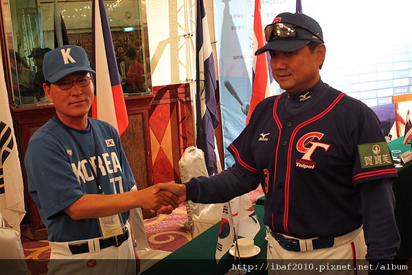 中華隊總教練葉志仙(右)與韓國隊先禮後兵.JPG