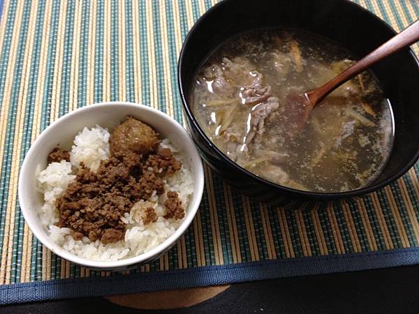 10/12 午餐是薑絲肉片湯!肉片好吃!