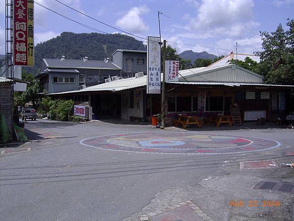 三叉路口，茶山產業道路的終點，右邊是新美產業道路往阿里山公路、左邊可接曾文水庫