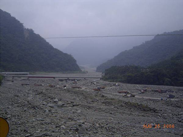 像螞蟻般的砂石車，是公路上恐怖的大塊頭