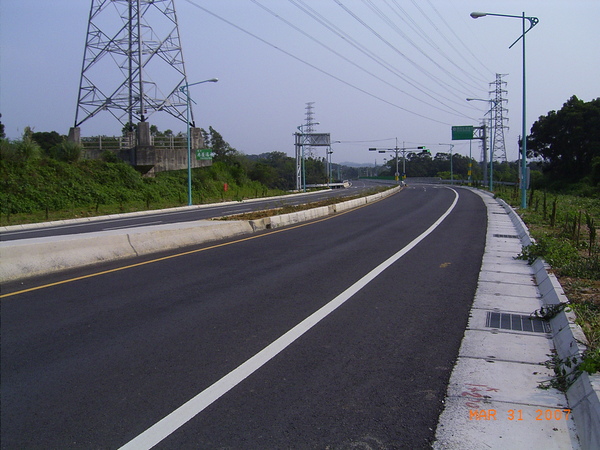 全線布設「三車道...」