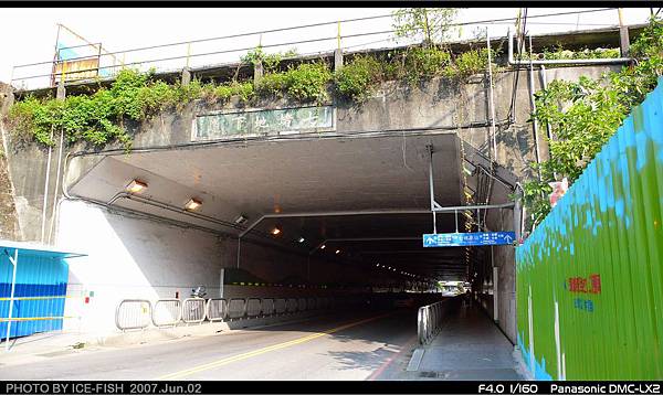 新車站就座落在七堵隧道上，新臨時入口也得從地下道進去