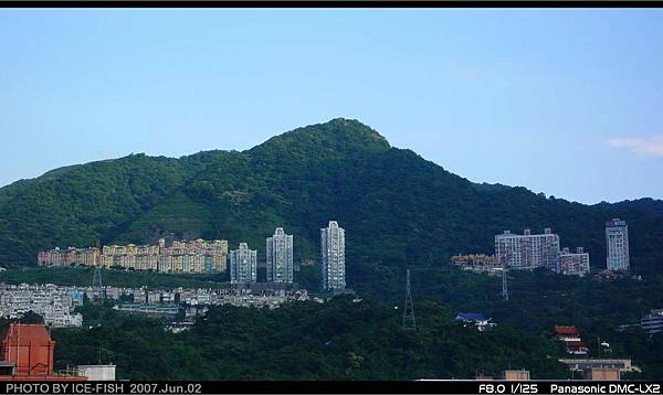 汐止車站對面山坡的大樓