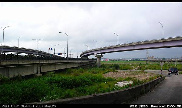 新竹二（經國|中華路）交流道，左邊為台1線頭前溪橋，右邊為西行出口匝道