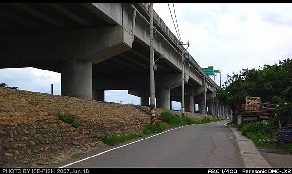 平為為仰德路，右邊河堤上為台68