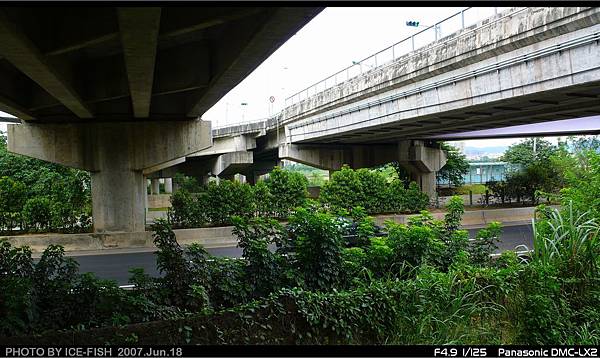 科園交流道，下面橫向為台68，上方為慈雲路及匝道