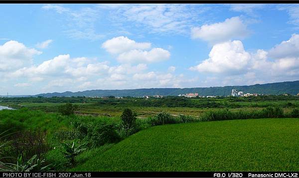 台68二重埔北望，台地為石頭坑山，是芎林鄉和新埔鎮的界山