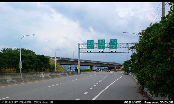 新中正橋上，台68芎林交流道（左往新竹，右往竹東）
