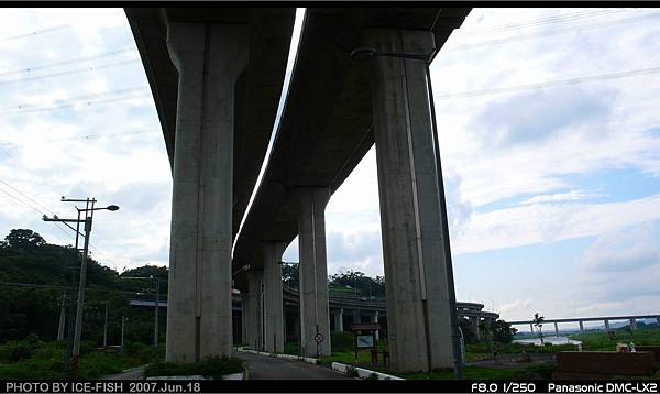 高聳的高架橋，我滿喜歡這種感覺