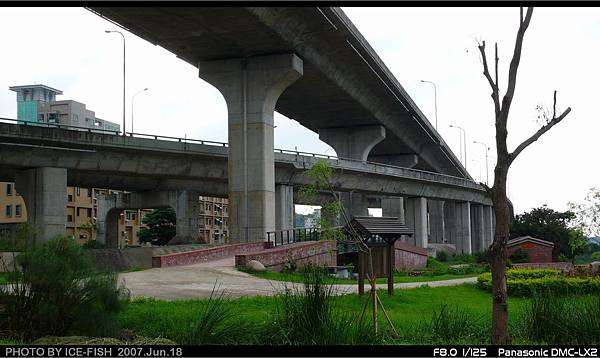 上層為台68，中間為北興路匝道，下面為公園小拱橋