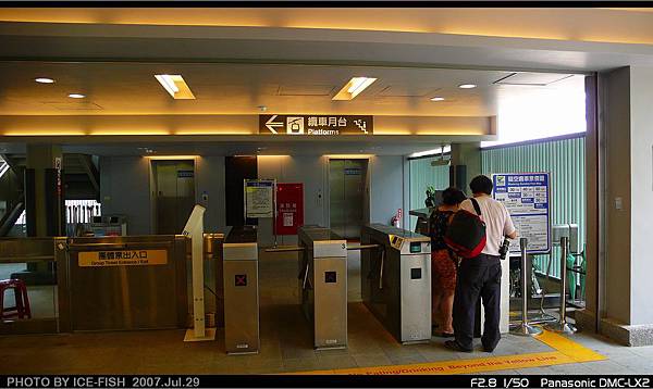 出入匝門，應該是台北捷運汰換下來的設備