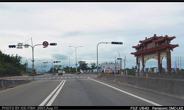 左方牌樓即崎頂海水浴場