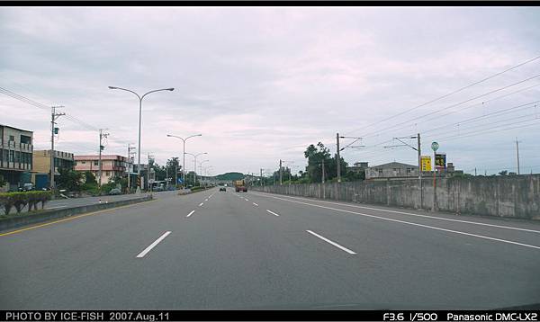 過了白沙屯，台1線一路好走，路幅均3車道以上，右邊為海線鐵路