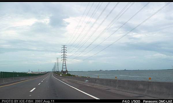 彰濱段，電塔相隨，右側為陸地與人工島間的水道