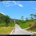 山、草、天空和路，和諧了一幅圖畫