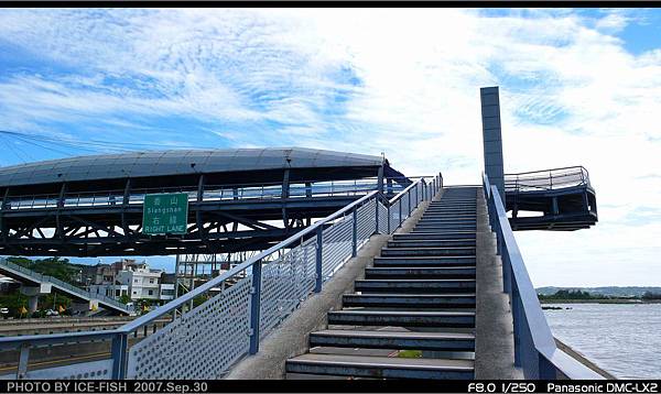 美山人行天橋，自行車亦可上橋