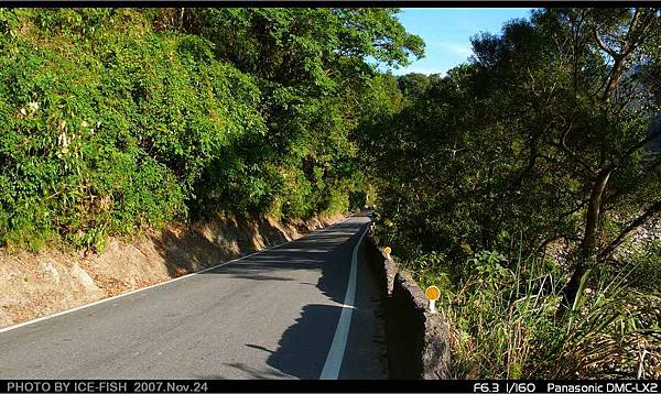 縣道124沿著山壁而行，護欄見證了坍方的痕跡