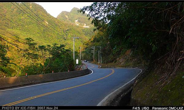 回首像條黑蛇的縣道124，以及正上方的仙山