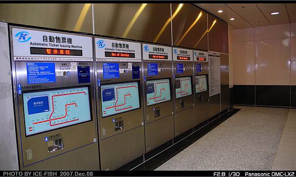 R6凱旋站－一排自動售票機
