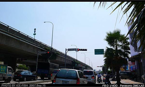 西屯路交流道環中路上停等紅燈的車潮