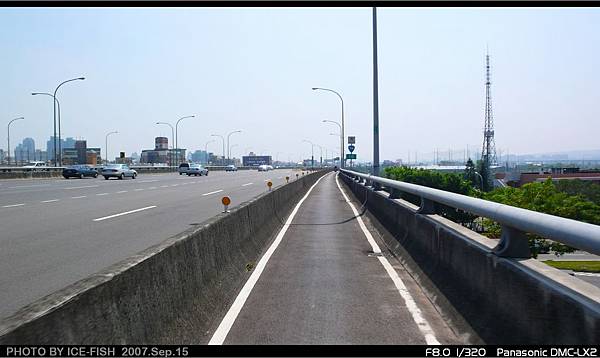 跨越中港路的高架橋，機車也有專屬的車道