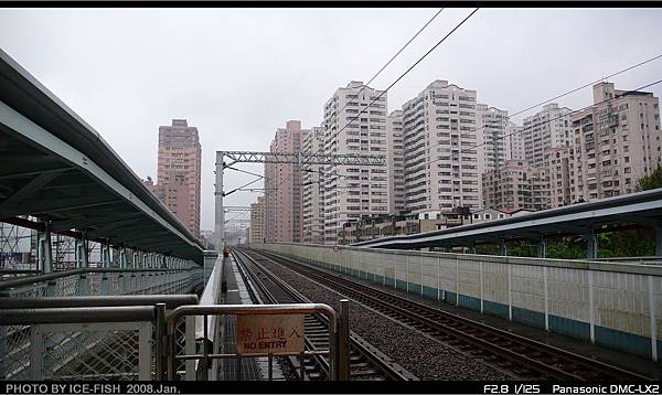 汐科站北端，鐵路已經高架化，並進入汐止密集的大樓群裡