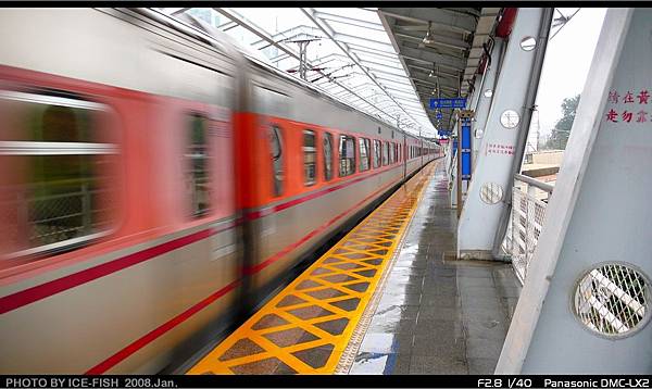 月台之窄，立柱空間距離黃線僅剩一塊地磚的空間，列車通過時非常危險