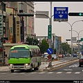 衣蝶遠東站 - 對向是往市區方向的月台，綠色小巴為嘉縣公車