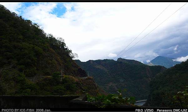 沿著山坡而行的路，即台16線