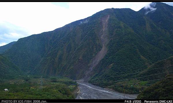 對岸的大山沖出一條土石流