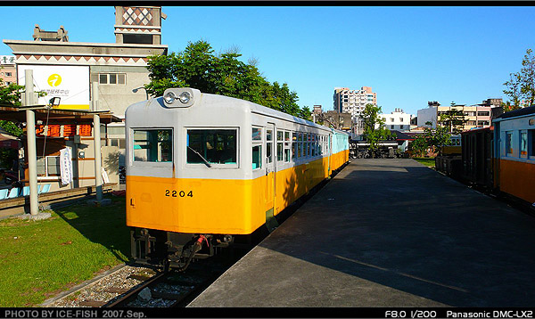 停在公園小月台的LDR2204，後方為木造三等客車LTPB1375